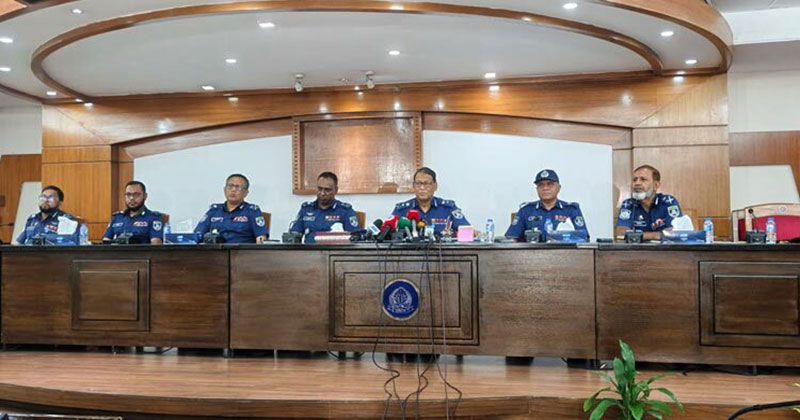  সংবাদ সম্মেলনে আইজিপিসহ অন্য পুলিশ কর্মকর্তারা
