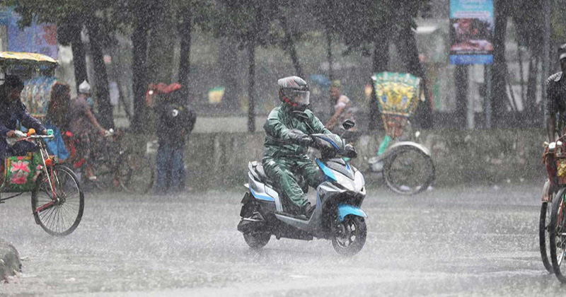 ৮ বিভাগেই ভারী বৃষ্টির সতর্কতা, ভূমিধস-জলাবদ্ধতার শঙ্কা