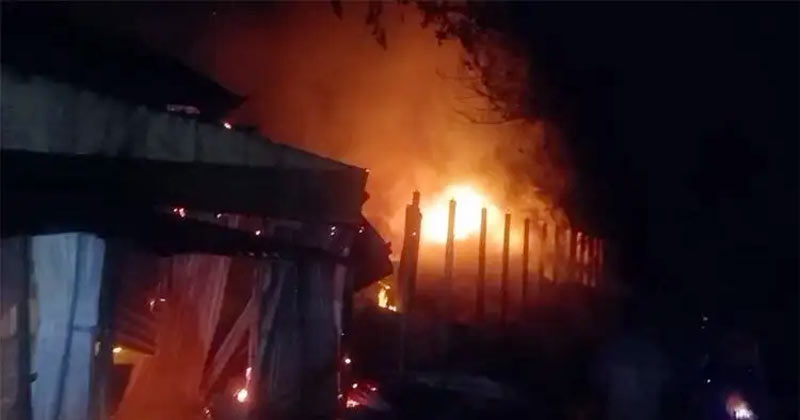 টাঙ্গাইলে বজ্রপাতে চার দোকান ও তুলার কারখানায় আগুন