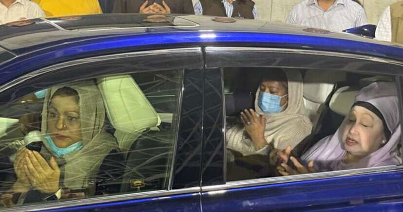 জিয়াউর রহমানের কবর জিয়ারত করলেন খালেদা জিয়া