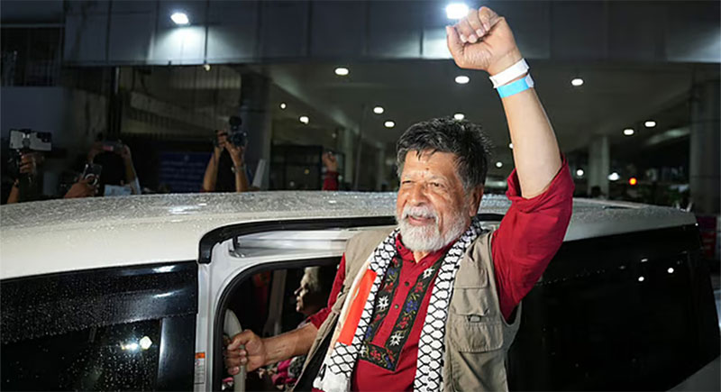  শহিদুল আলম আজ শনিবার ভোর পৌনে পাঁচটার দিকে রাজধানীর শাহজালাল আন্তর্জাতিক বিমানবন্দরে পৌঁছান/ ছবি: দৃকের ফেসবুক পেজ থেকে