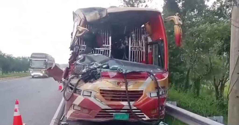মাদারীপুরে বাস ও কাভার্ডভ্যান সংঘর্ষে নিহত ১, আহত ১০ জন