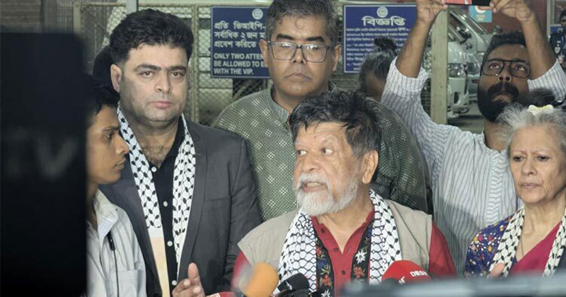 ঢাকার হযরত শাহজালাল আন্তর্জাতিক বিমানবন্দরে সাংবাদিকদের সঙ্গে কথা বলছেন শহিদুল আলম