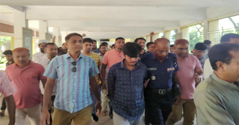 ইবিতে ক্লাস করতে এসে ছাত্রলীগ নেতা আটক, পুলিশে সোপর্দ 