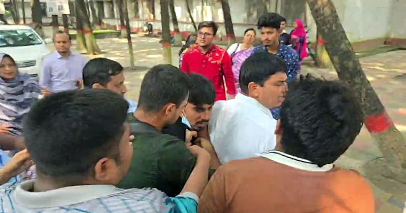 ঢাকা কলেজে শিক্ষক-শিক্ষার্থী ধস্তাধস্তি, আটক ছাত্রকে ছাড়িয়ে নিল সহপাঠীরা