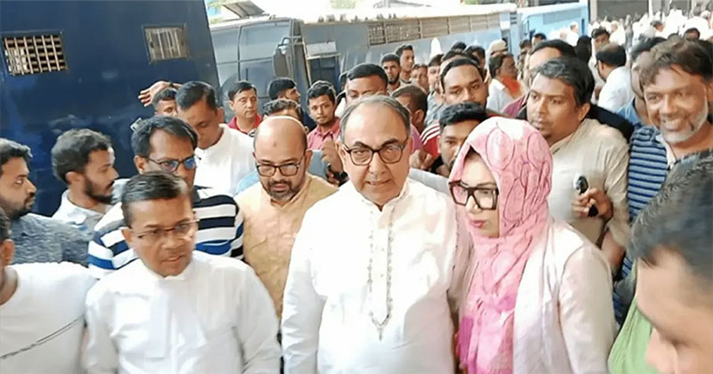 আদালত প্রাঙ্গণে মির্জা আব্বাস / ছবি: সংগৃহীত