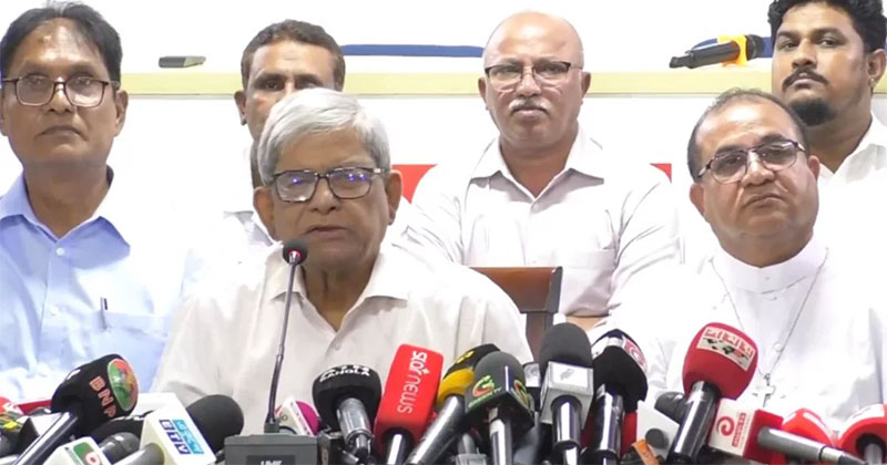 গুলশানে বিএনপি চেয়ারপারসনের কার্যালয়ে বাংলাদেশ খ্রিস্টান ফোরামের নেতৃবৃন্দের সঙ্গে মতবিনিময় সভা শেষে সাংবাদিকদের সঙ্গে আলাপ করেছেন দলটির মহাসচিব মির্জা ফখরুল। ছবি: বিএনপি মিডিয়া সেল