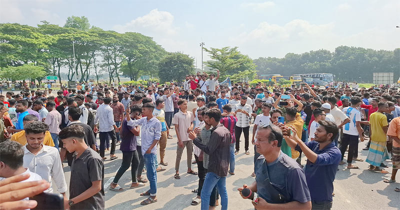 টাঙ্গাইল জেলাকে ঢাকা বিভাগে রাখার দাবিতে যমুনা সেতু মহাসড়ক অবরোধ