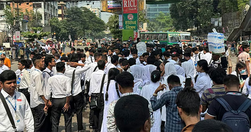 অধ্যক্ষের অনুরোধে অবরোধ প্রত্যাহার, সড়ক থেকে সরে গেলেন শিক্ষার্থীরা