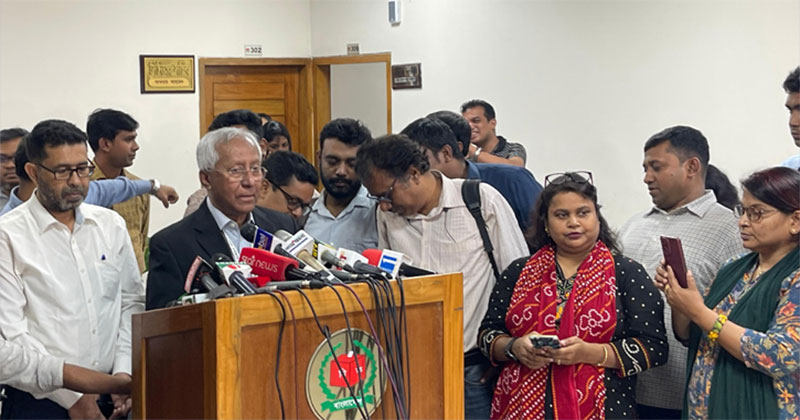 নির্বাচন কমিশন (ইসি) সচিব আখতার আহমেদ সাংবাদিকদের সঙ্গে কথা বলছেন।