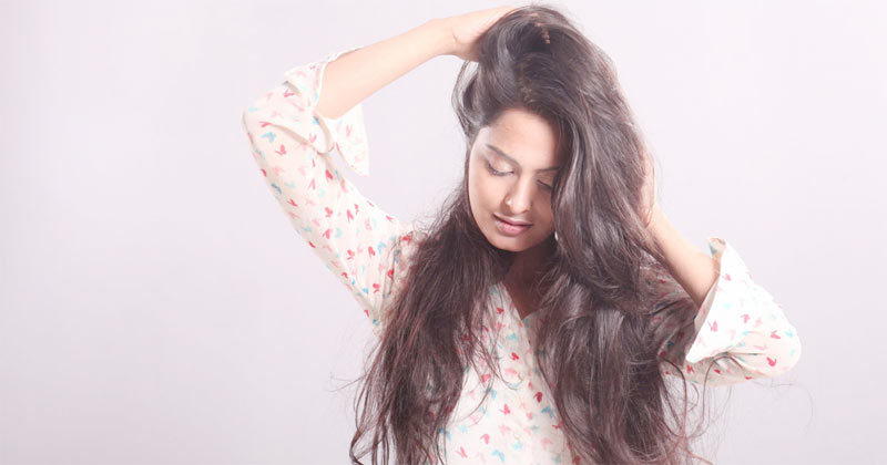 চুলে বেঁধে ঘুমাবেন, না কি খুলে? 