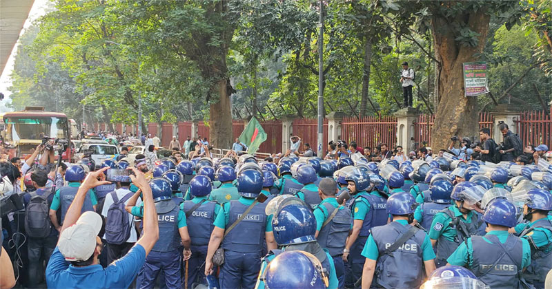 ‘মার্চ টু সচিবালয়’ ঠেকাতে শিক্ষা ভবন মোড়ে শক্ত অবস্থানে পুলিশ