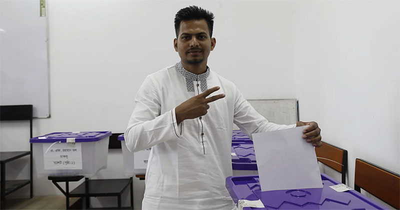 বিশ্ববিদ্যালয়ের কলা ও মানববিদ্যা অনুষদে ভোট দেন ছাত্রদল প্যানেলের জিএস প্রার্থী মো. শাফায়াত হোসেন।