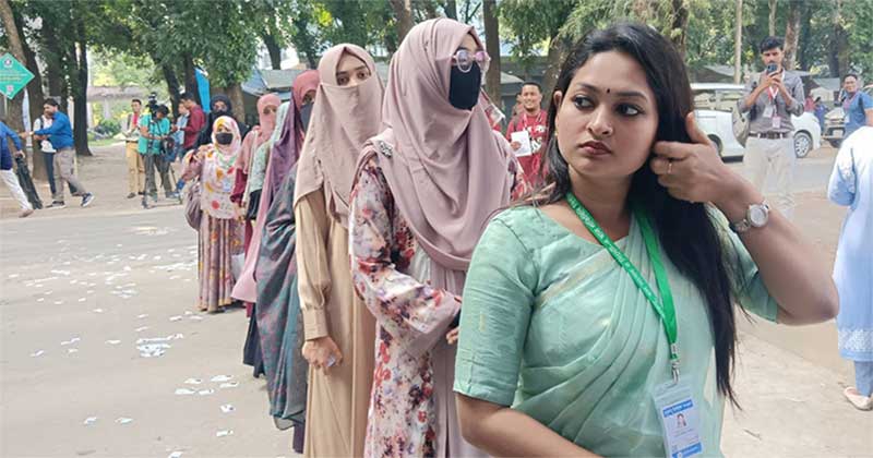  কেন্দ্রের সামনে লাইনে দাঁড়িয়ে অপেক্ষা করছেন ভোটাররা