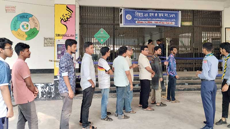  কেন্দ্রের সামনে লাইনে দাঁড়িয়ে অপেক্ষা করছেন ভোটাররা