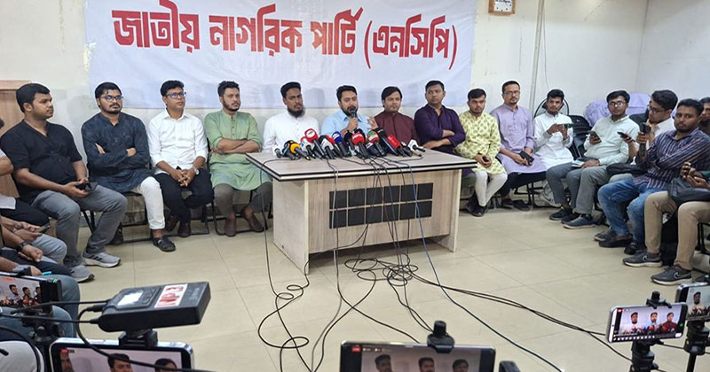 সংবাদ সম্মেলনে কথা বলছেন নাহিদ ইসলাম। 