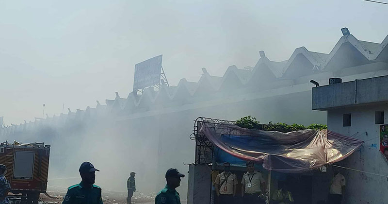 কার্গো ভিলেজে আগুন : ২১ ঘণ্টা পরও ধ্বংসস্তূপ থেকে উড়ছে ধোঁয়া