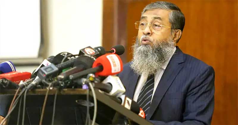   কার্গো ভিলেজে অগ্নিকাণ্ডের পর ইএবির আয়োজিত সংবাদ সম্মেলনে কথা বলছেন সভাপতি মোহাম্মদ হাতেম