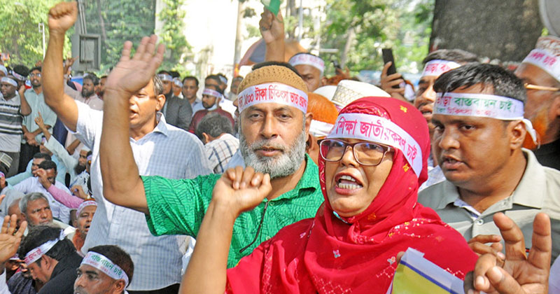  ২০ শতাংশ বাড়িভাড়াসহ তিন দফা দাবিতে আন্দোলন করে আসছেন শিক্ষকরা।