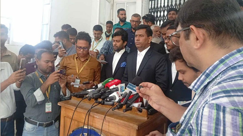 সাংবাদিকদের ব্রিফ করছেন চিফ প্রসিকিউটর অ্যাডভোকেট তাজুল ইসলাম