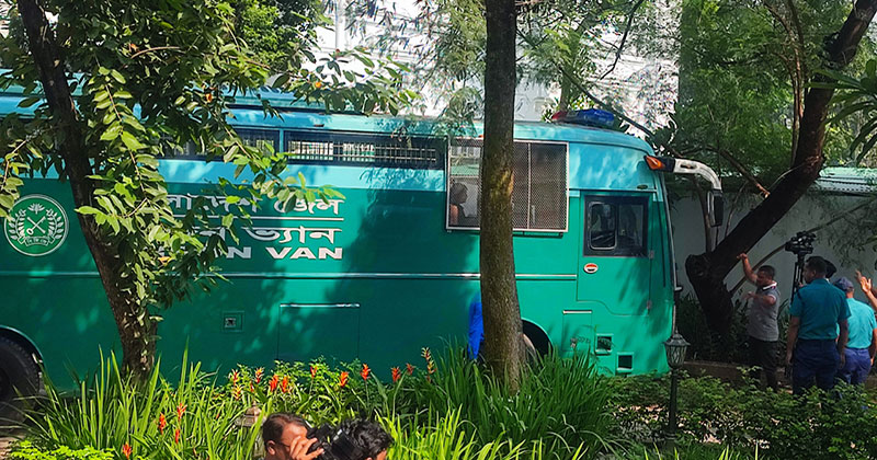 শীতাতপ নিয়ন্ত্রিত প্রিজনভ্যানেই ট্রাইব্যুনাল ছাড়লেন ১৫ সেনা কর্মকর্তা