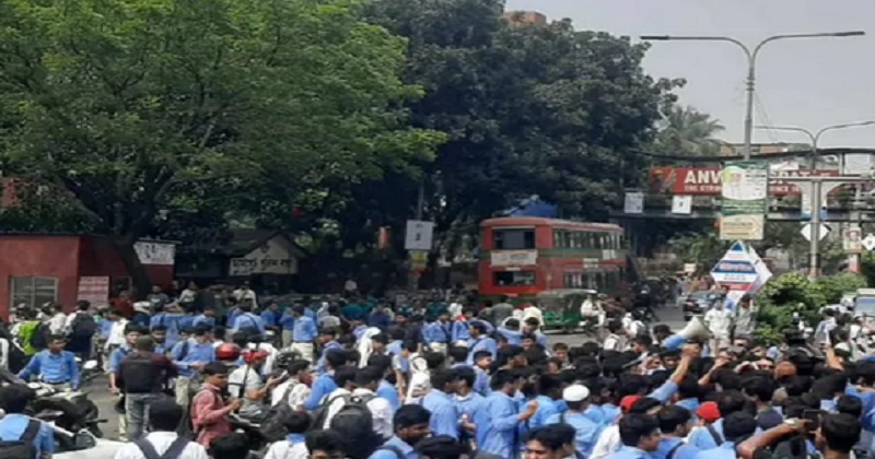 নিরাপদ সড়কের দাবিতে ফার্মগেটে শিক্ষার্থীদের অবরোধ