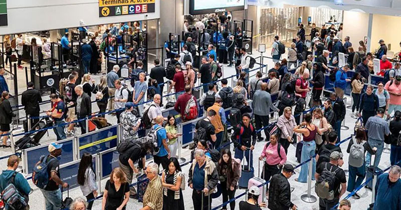 হিউস্টনের জর্জ বুশ ইন্টারকন্টিনেন্টাল বিমানবন্দরে একটি চেক পয়েন্টে দীর্ঘ লাইনে অপেক্ষা করছেন যাত্রীরা। ছবি: সংগৃহীত