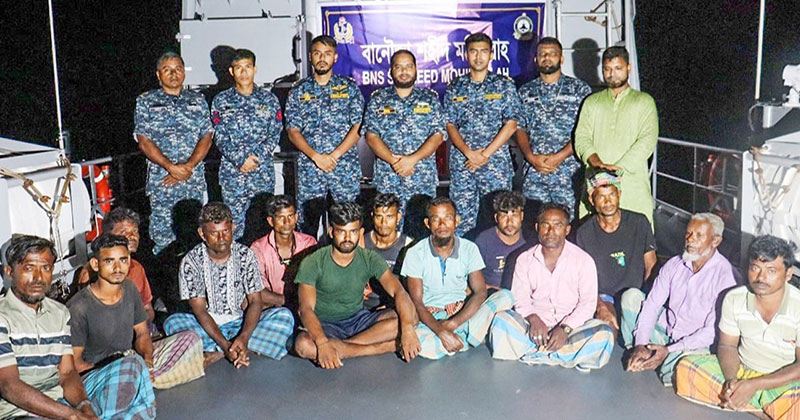 ইঞ্জিন বিকল হয়ে ভাসছিল সমুদ্রে, ১৩ জেলেকে উদ্ধার করল নৌবাহিনী