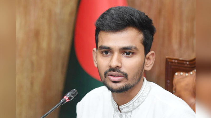 ঢাকা থেকে নির্বাচনের ঘোষণা, পদত্যাগের পথে উপদেষ্টা আসিফ